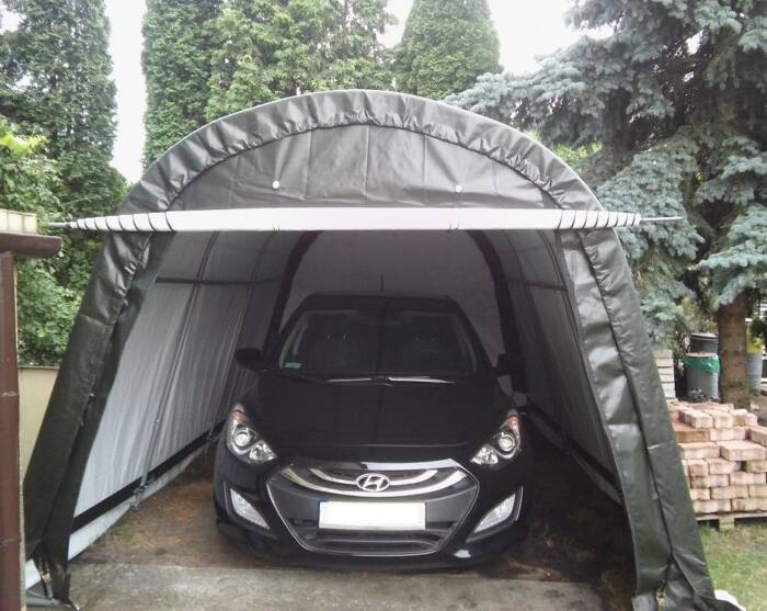 Namiot garażowy ustawiony na podjeździe przed domem zapewni pełną ochronę samochodu przed niekor ...