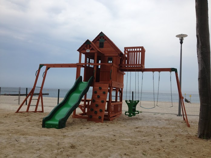 Wyjątkowy plac zabaw zbudowany na plaży zapewni wszystkim dzieciom świetną zabawę  w przepięknym ...