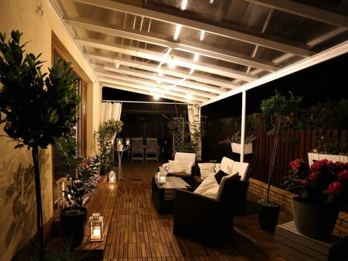Wyjątkowy nocną atmosferę tarasu tworzą wygodne meble ogrodowe, odpowiednio dobrane oświetlenie  ...