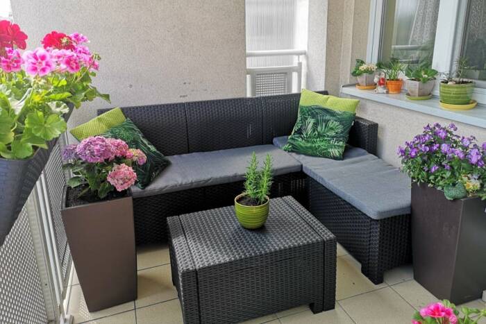Wygodny zestaw mebli ogrodowych złożony z dużej, 3-osobowej sofy z leżanką oraz stolika kawowego ...
